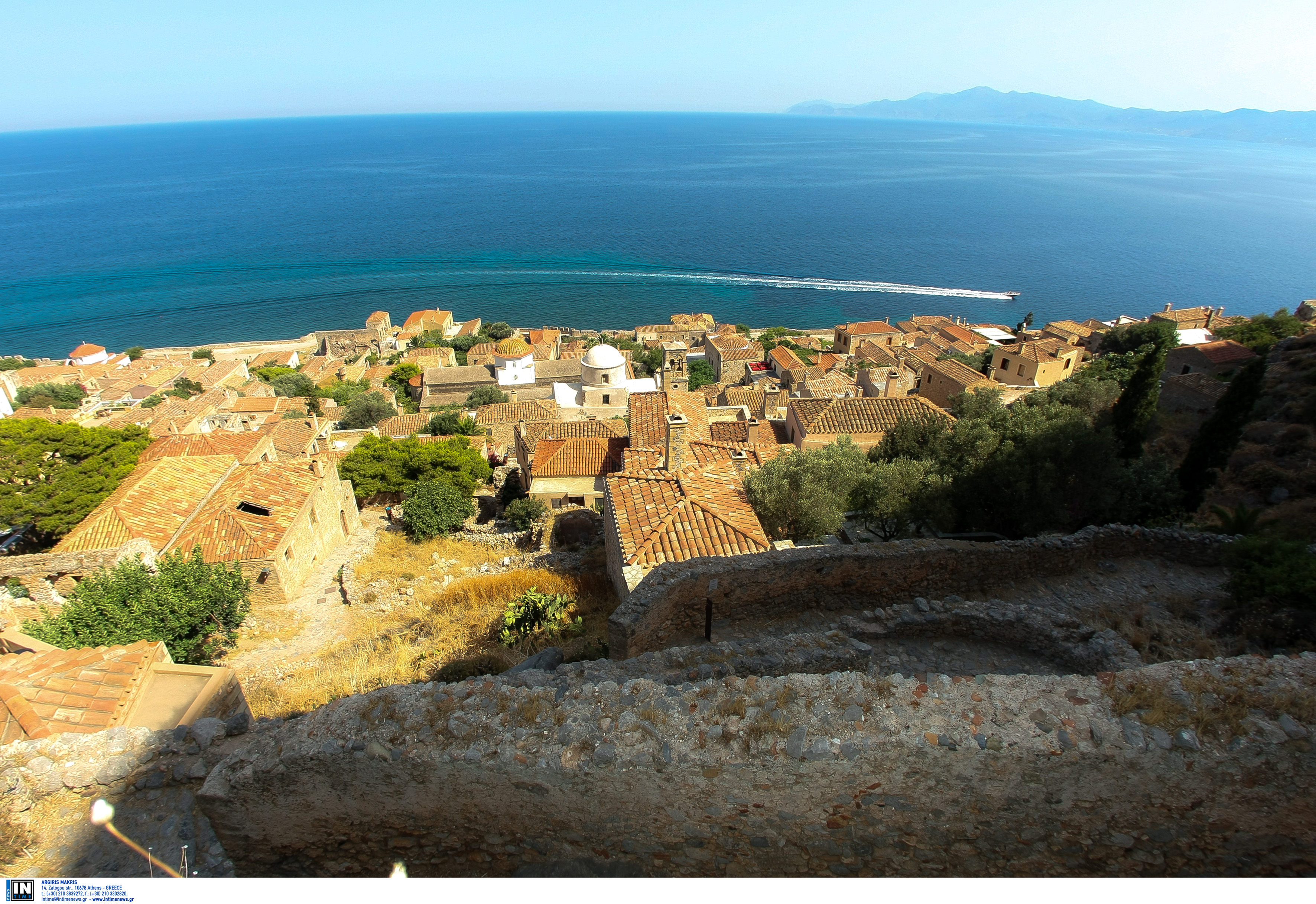Μάχη με τις φλόγες πάνω από το κάστρο της Μονεμβασιάς