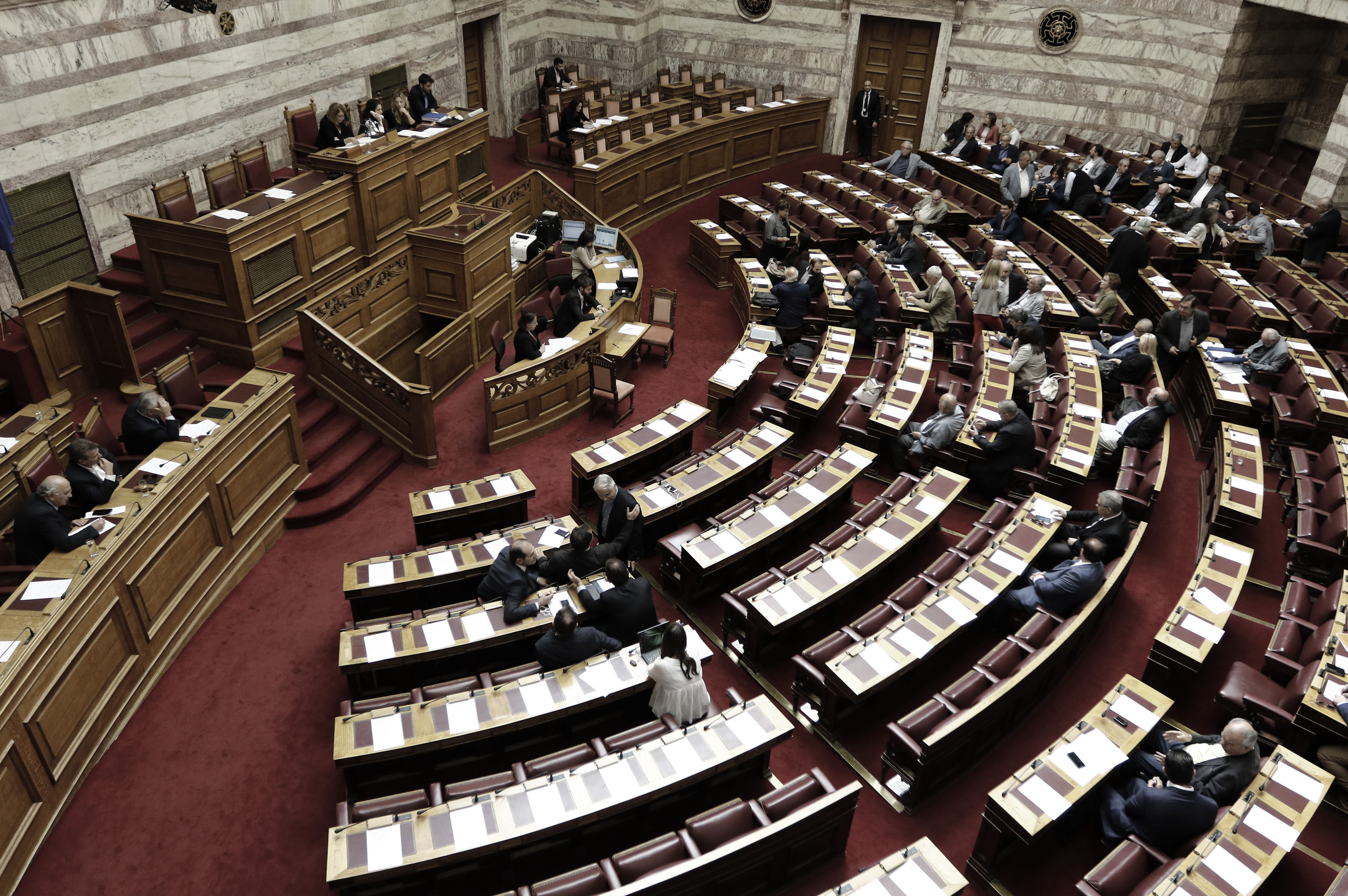 Προβλήματα σε ΣΥΡΙΖΑ και ΝΔ από το νομοσχέδιο για αλλαγή φύλου