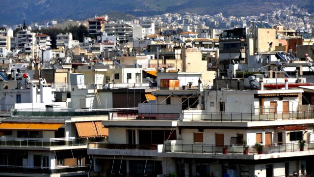 Τέσσερις στους δέκα Έλληνες δίνουν το 40% του εισοδήματος για στέγαση