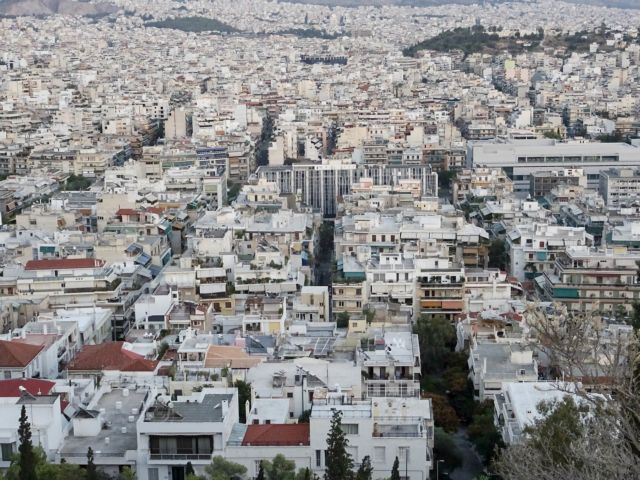 Πιάνουν πάτο οι τιμές των κατοικιών στην Ελλάδα