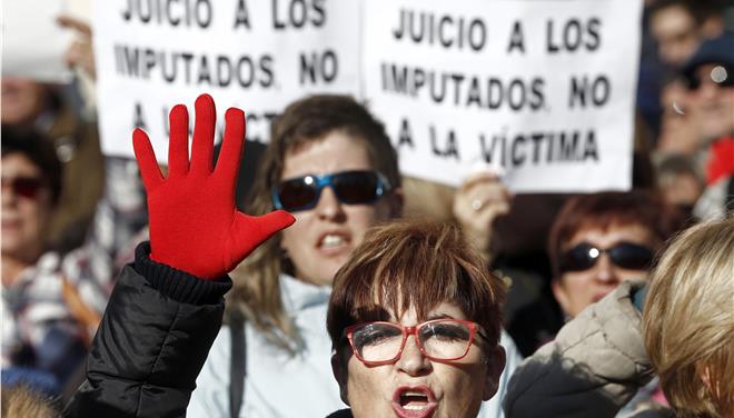 Η Ισπανία παρακολουθεί σοκαρισμένη τη δίκη για ομαδικό βιασμό