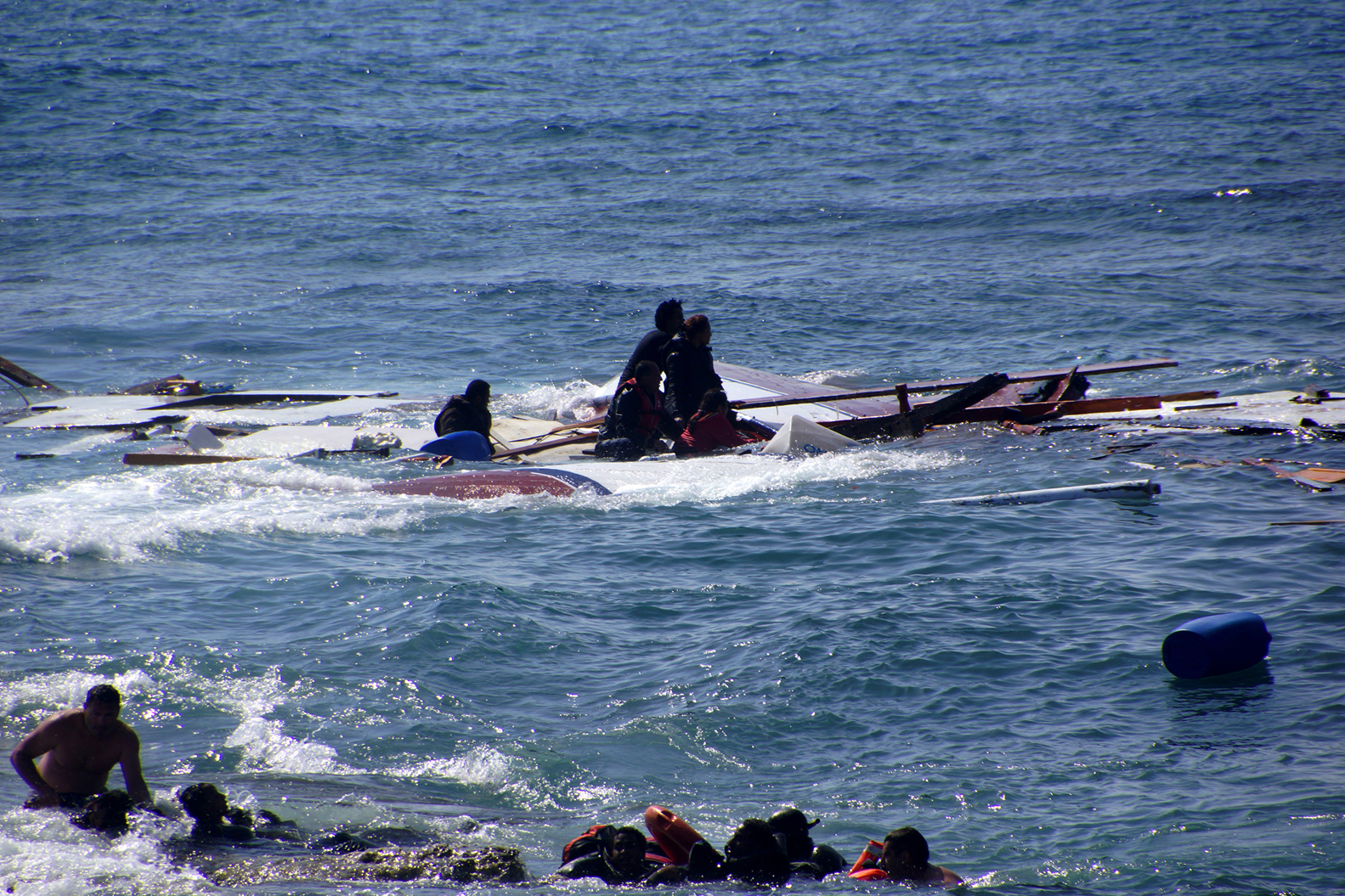 25 πρόσφυγες έχασαν τη ζωή τους σε νέο ναυάγιο ανοικτά της Λιβύης