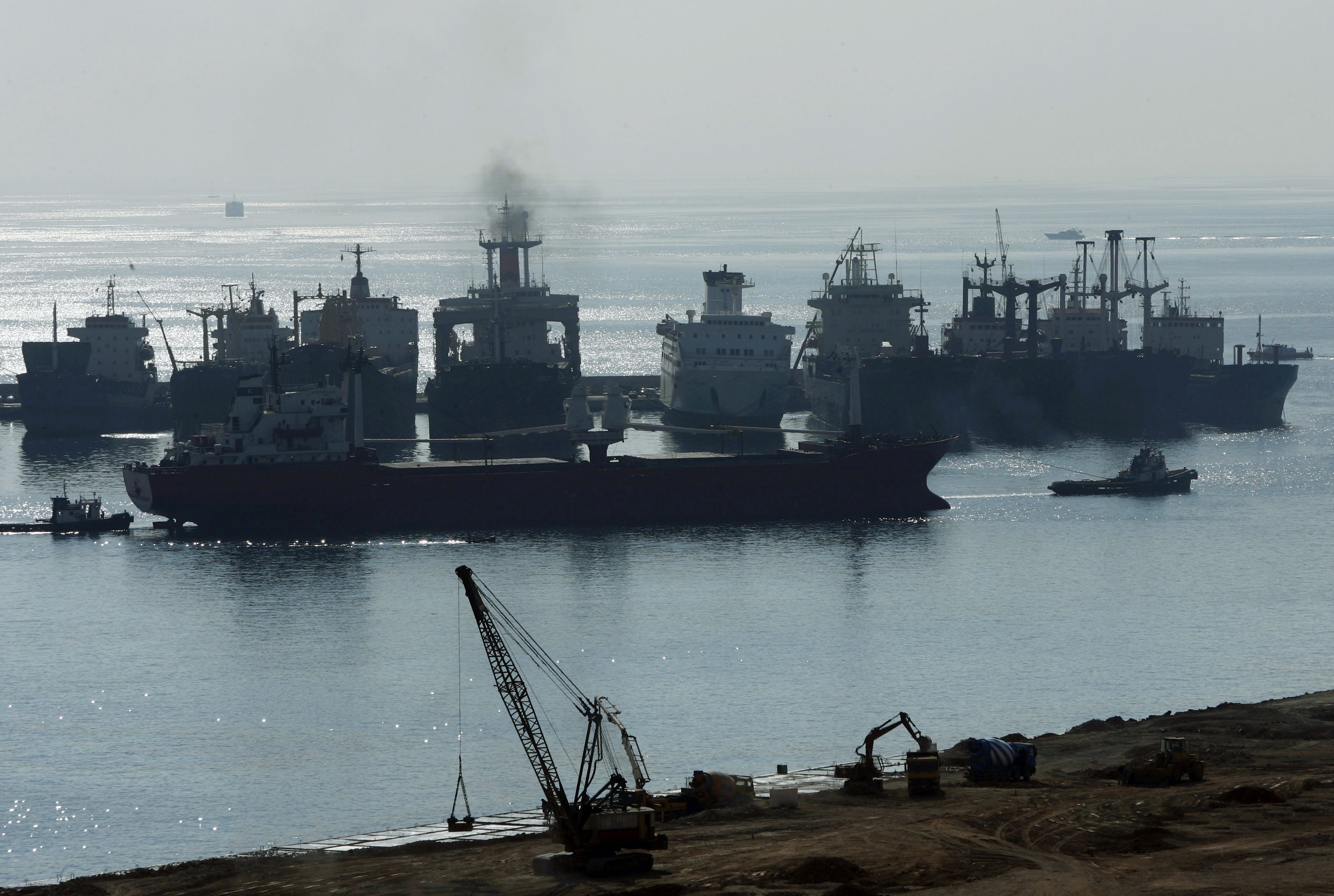 Απομάκρυνση επικίνδυνων πλοίων από Πειραιά και Ελευσίνα