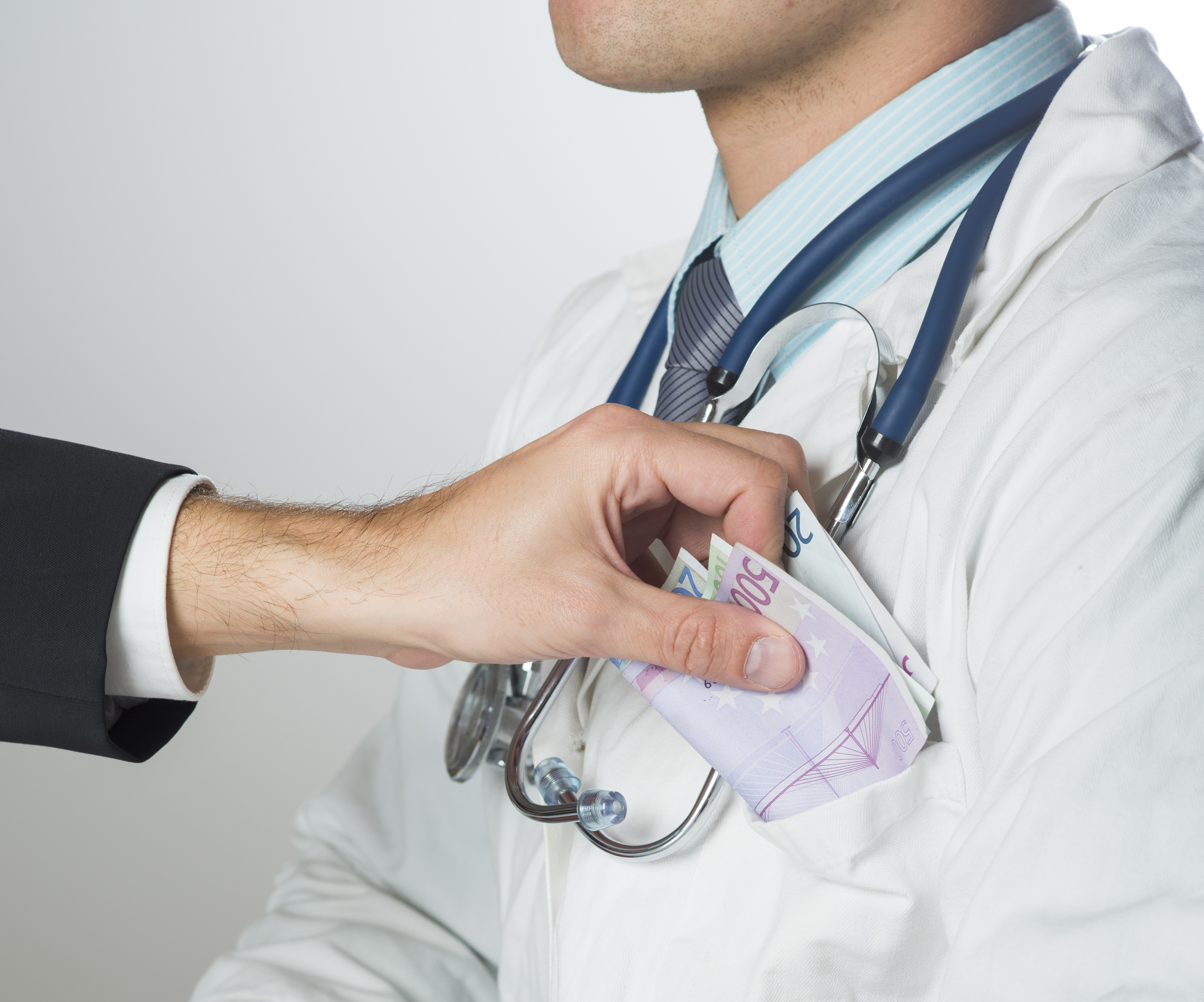 Συνελήφθη γιατρός για «φακελάκι»