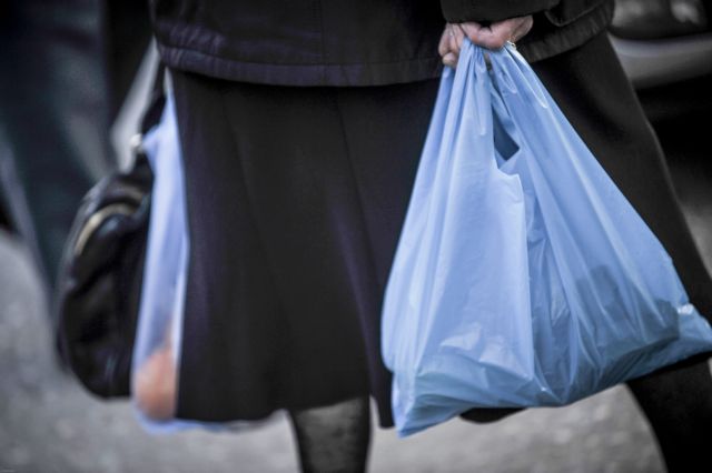 Μειώθηκε 80% η χρήση πλαστικής σακούλας στα σουπερμάρκετ