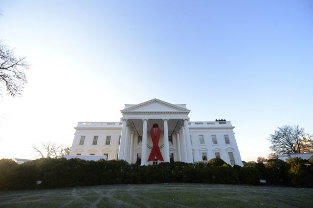 Ανώτερος σύμβουλος του Λευκού Οίκου ξυλοκοπούσε τις συζύγους του