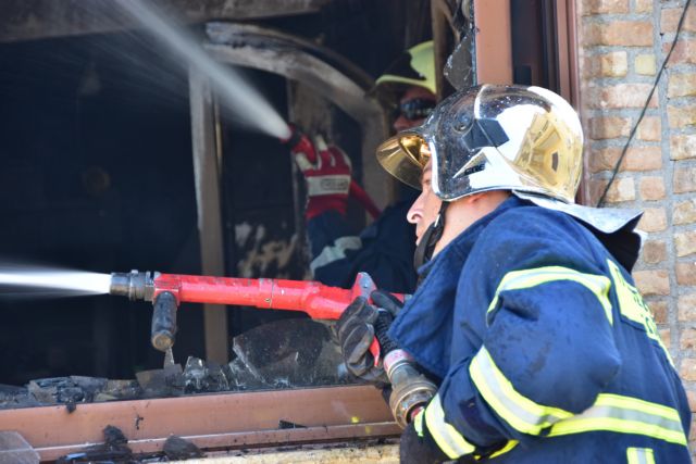 Ένας νεκρός από πυρκαγιά σε εργοστάσιο στη Μάνδρα