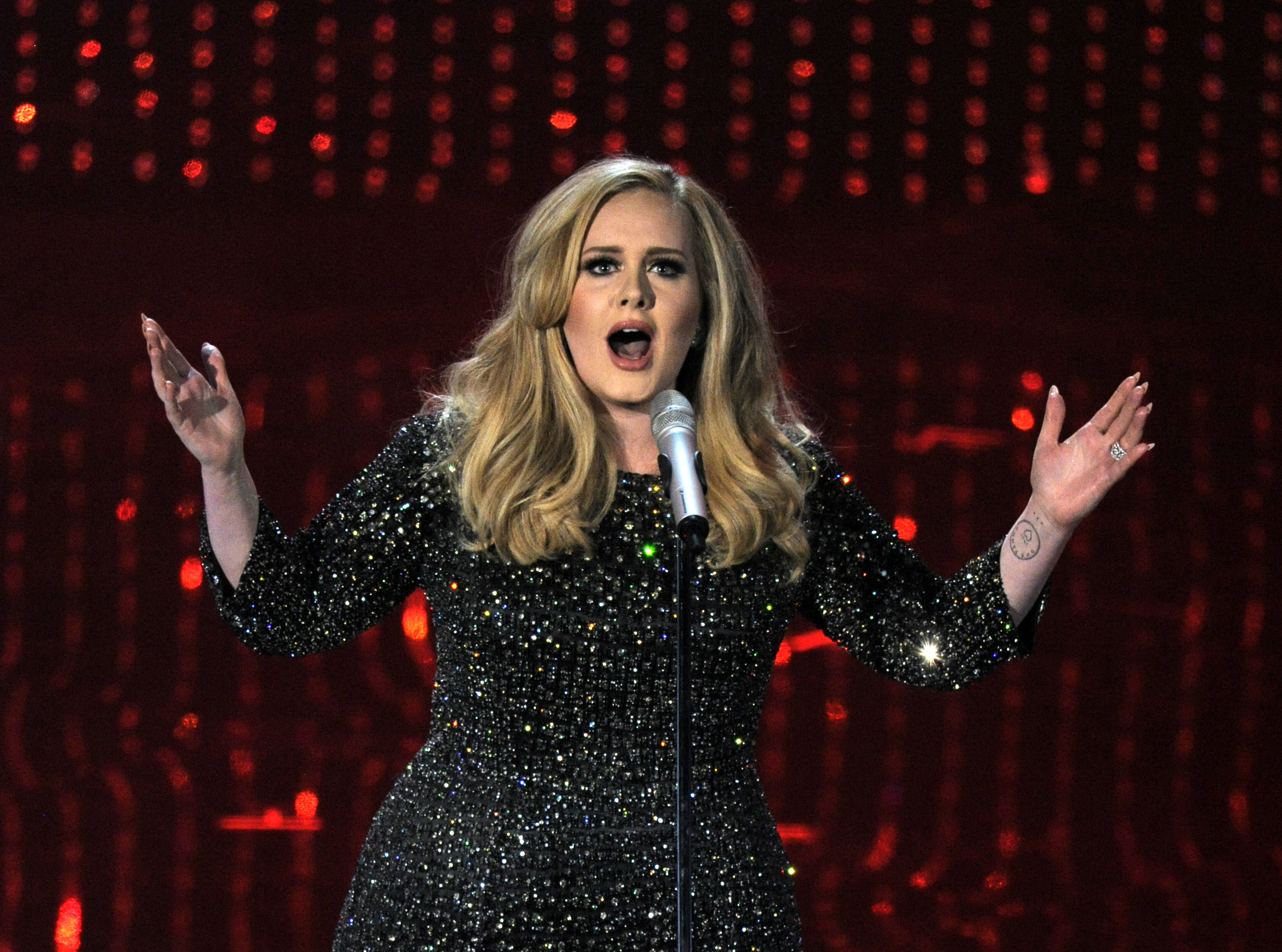 Η Adele πάντρεψε ως ιερέας τους 2 καλύτερους φίλους της