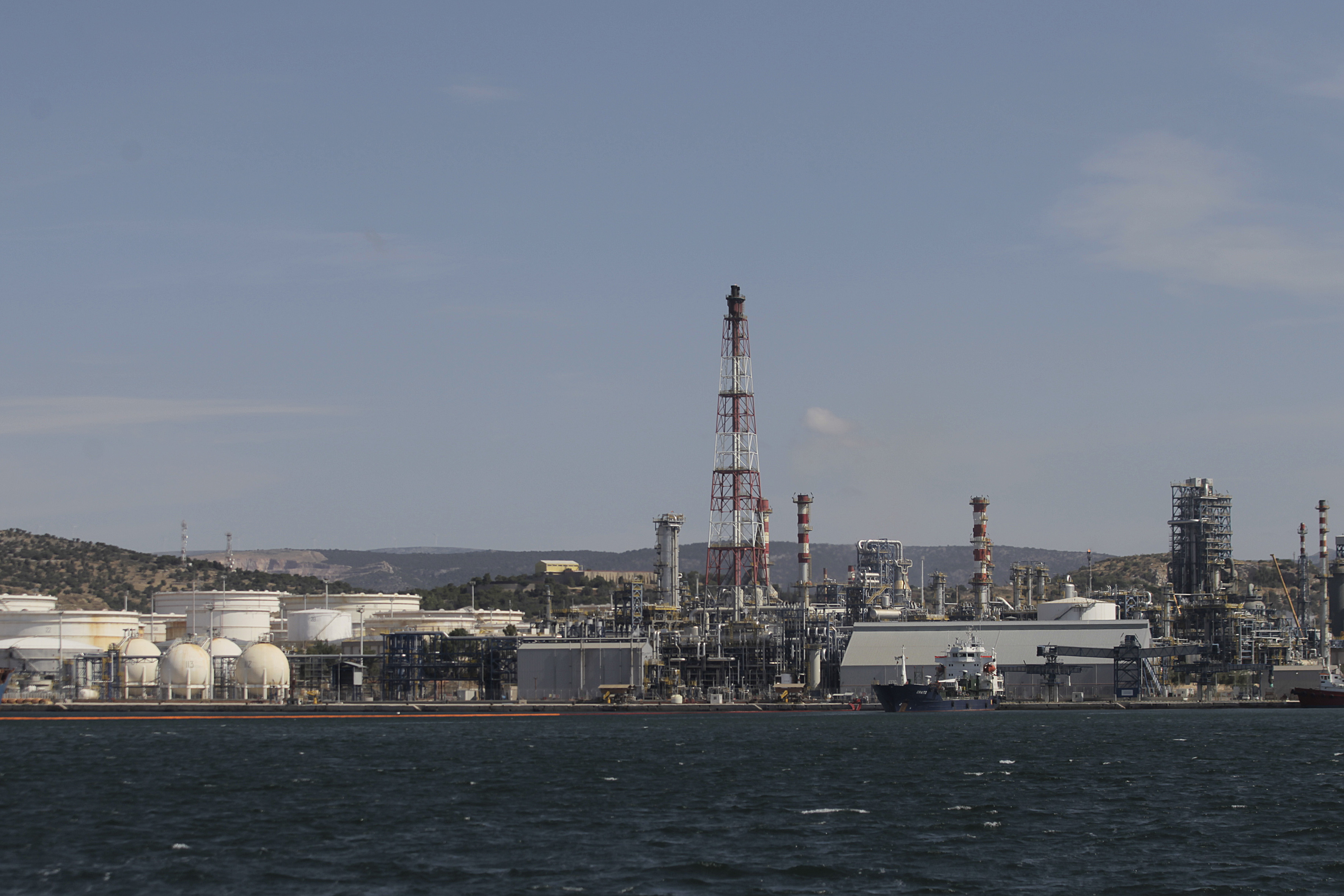 Hellenic Petroleum majority stake sale milestone in privatisation programme