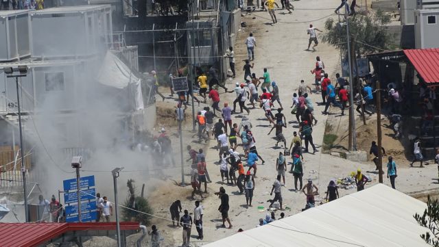Ένοχοι για τα επεισόδια στη Μόρια 32 πρόσφυγες και μετανάστες