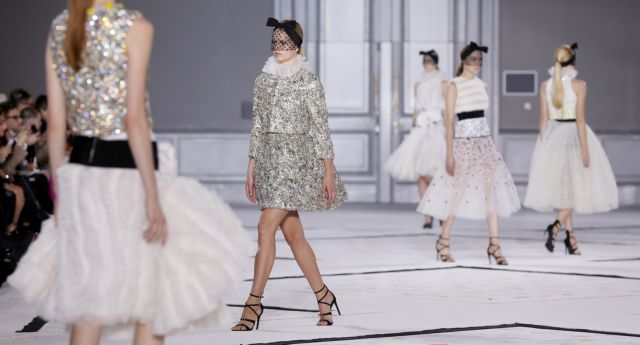 Φως στις συνθήκες εργασίας του μόντελινγκ από τη Model Law