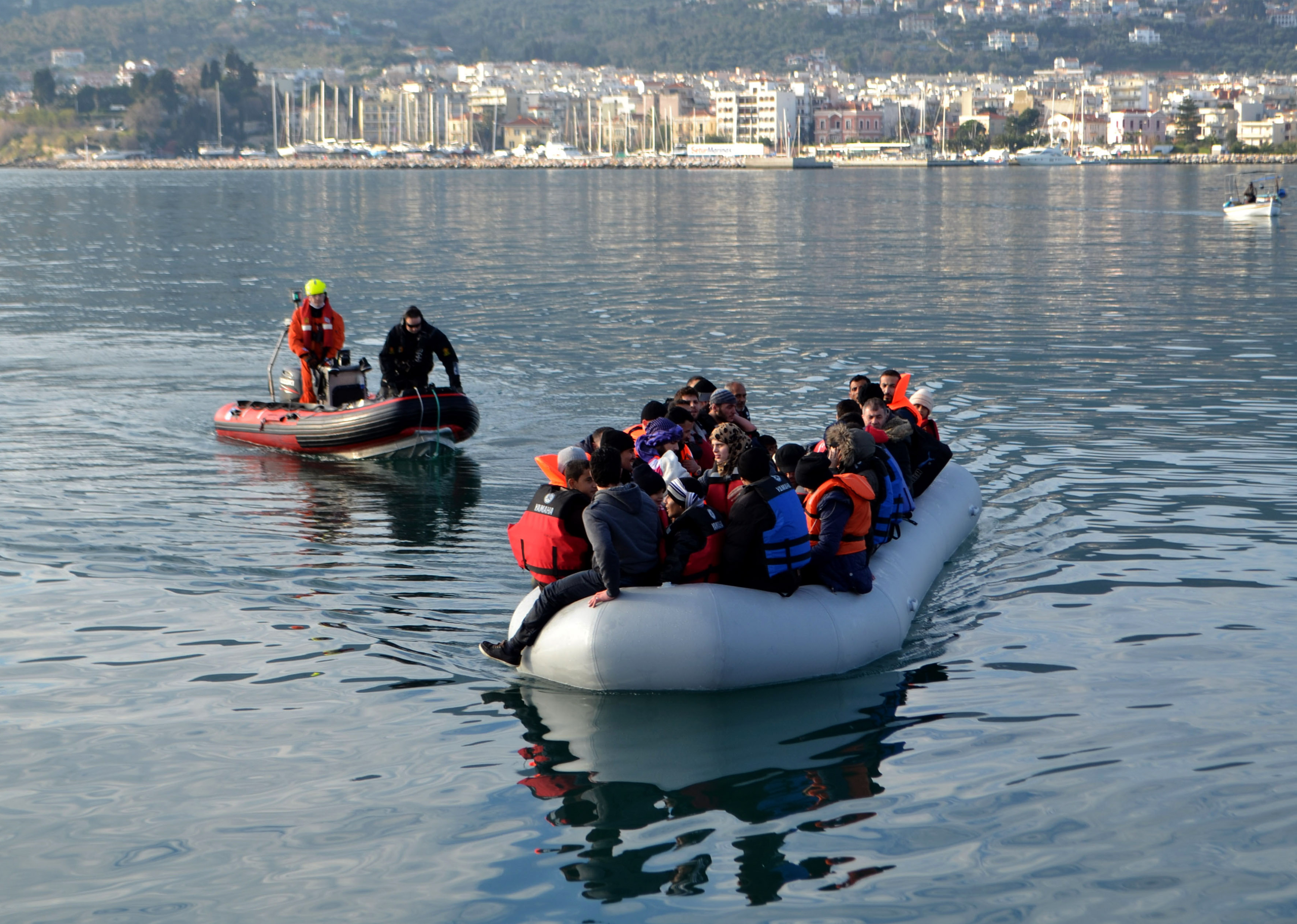Η Τουρκία αναστέλλει τη συμφωνία με την Ελλάδα για τους πρόσφυγες σε αντίποινα για τους 8 τούρκους αξιωματικούς