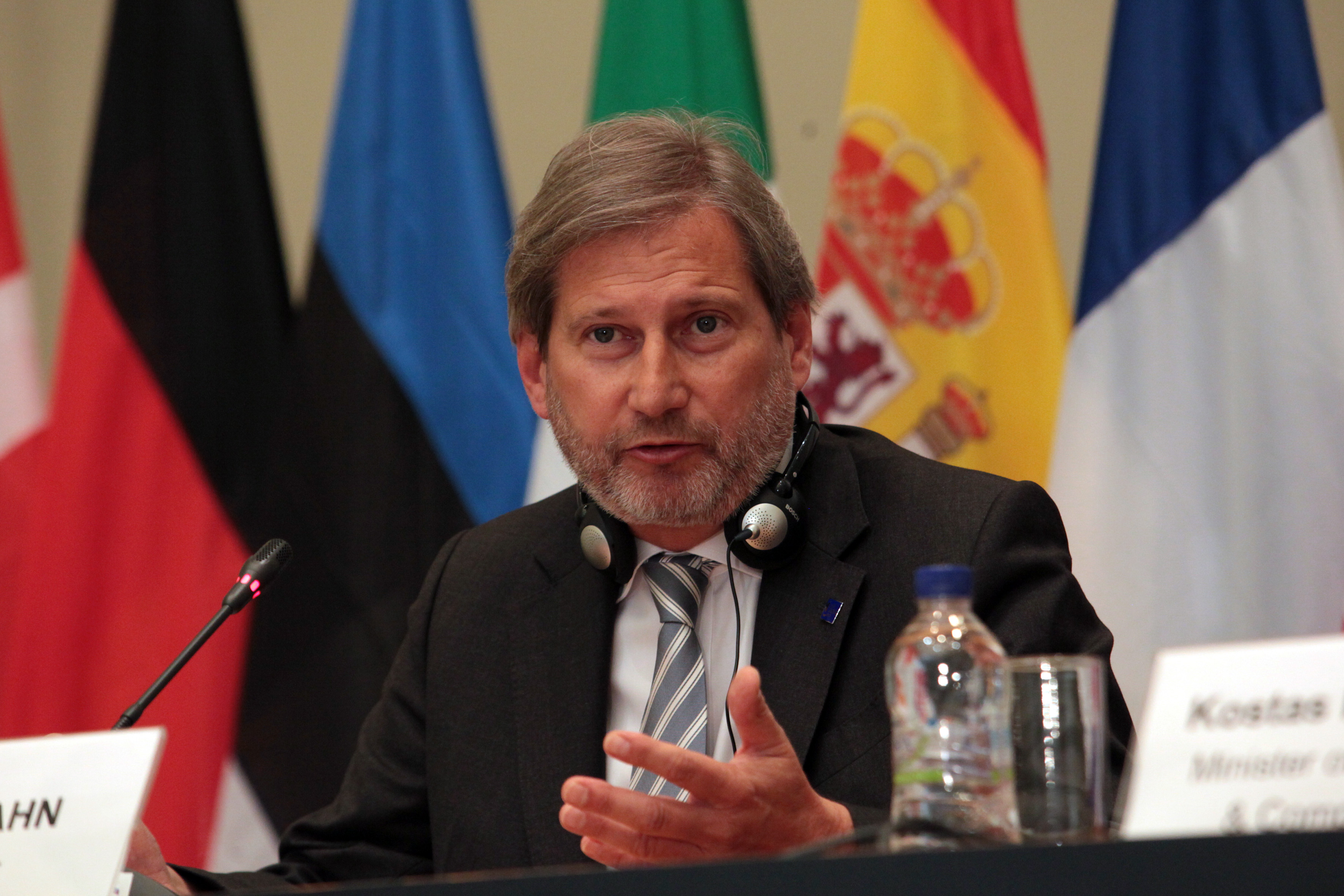 Επίτροπος Χαν: Ο Ιβάνοφ ν’ ακούσει τον Ζάεφ και τον Ντιμιτρόφ