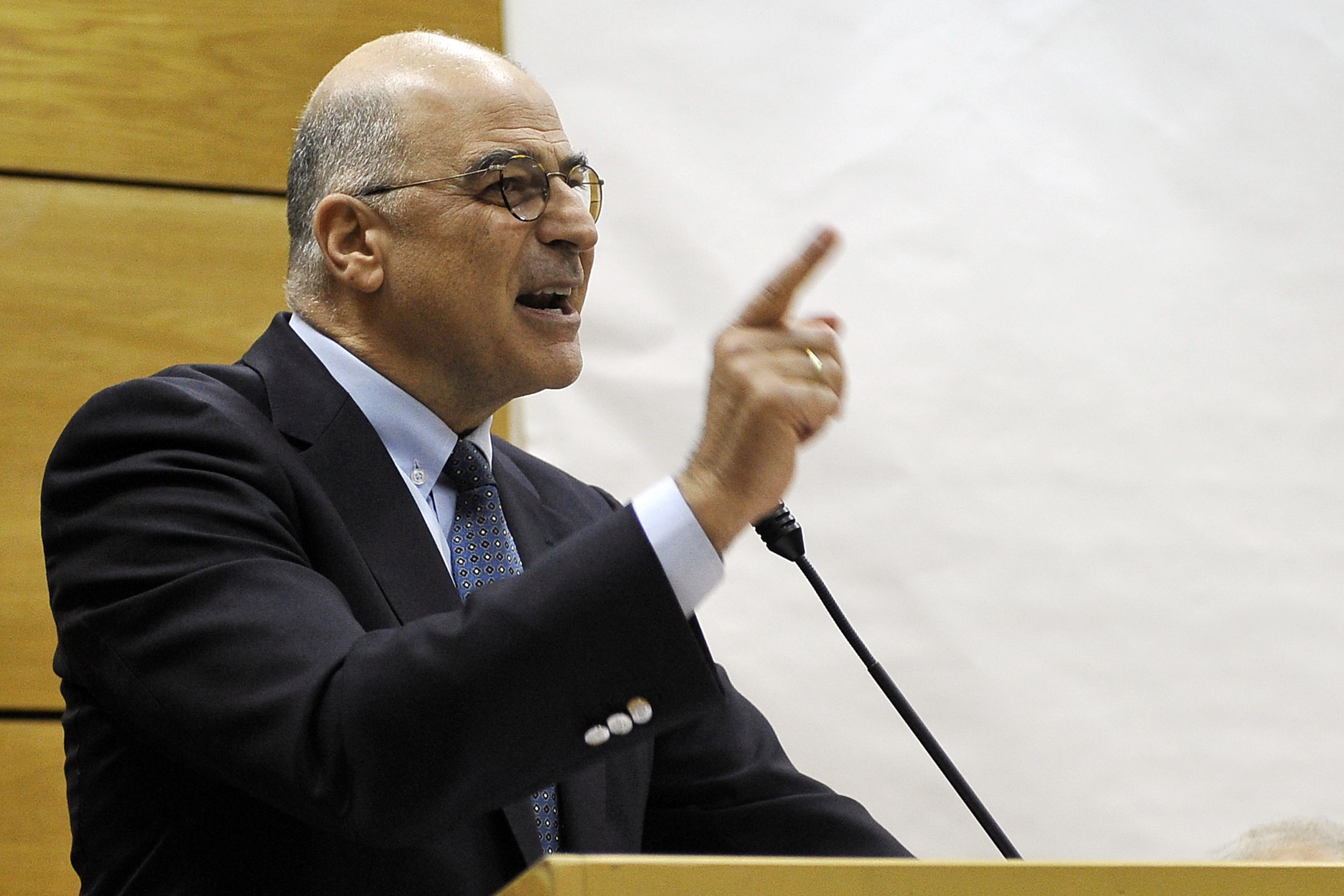 Dendias attacks government over FYROM, Rouvikonas