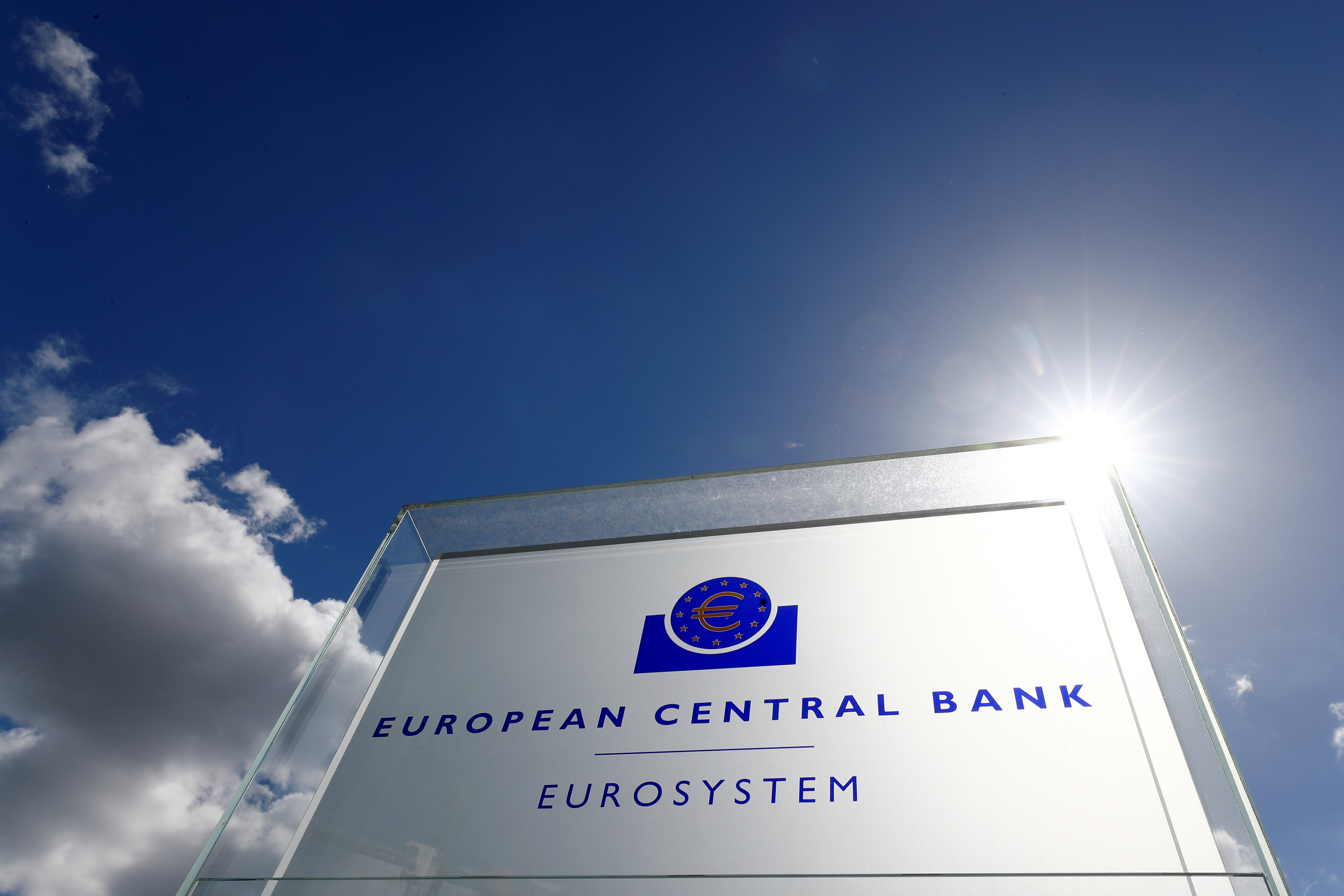 Διατηρεί τα χαμηλά επιτόκια η ΕΚΤ για να αυξηθεί ο πληθωρισμός