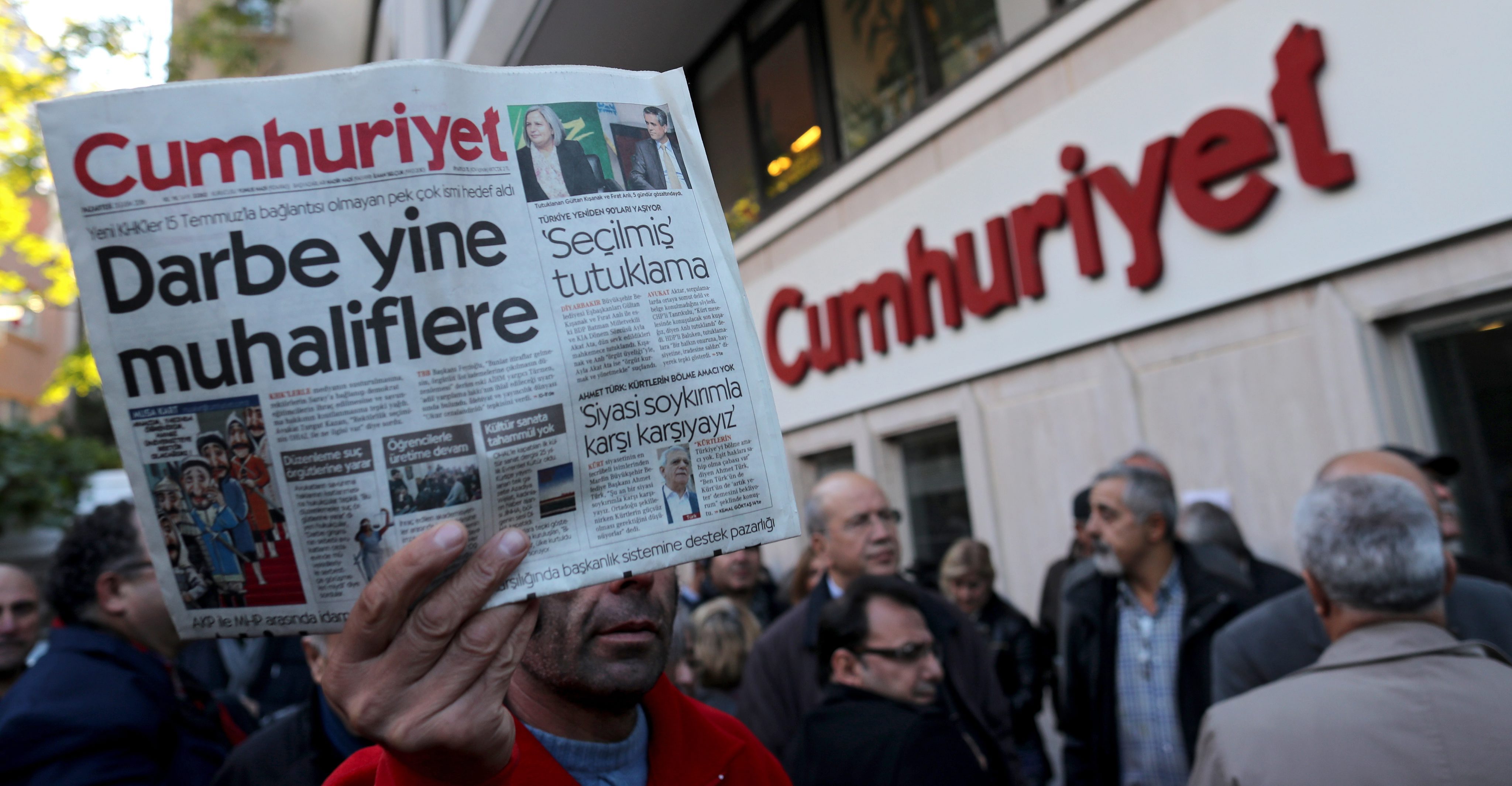 Καταδίκη δημοσιογράφου της Cumhuriyet για «στοχοποίηση αξιωματούχου»