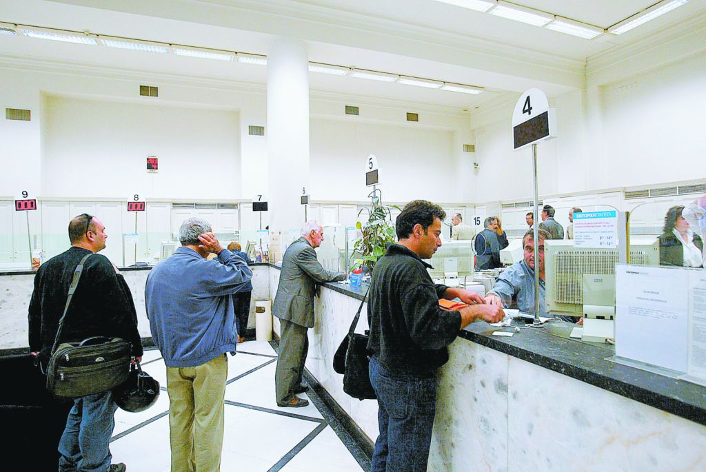 Ατέλειωτες ουρές στις τράπεζες για συντάξεις και ΕΝΦΙΑ