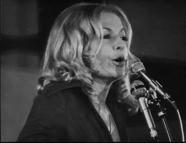 Πέθανε η τραγουδίστρια Νάντια Κωνσταντοπούλου | tovima.gr