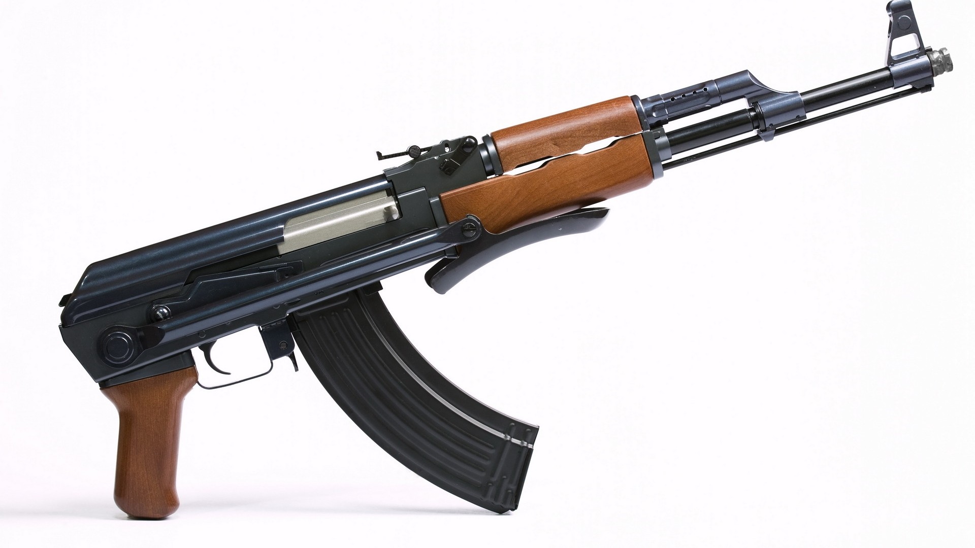 Χαρτοκιβώτιο με «καλασνίκοφ» κατεσχέθη στο αεροδρόμιο της Αθήνας