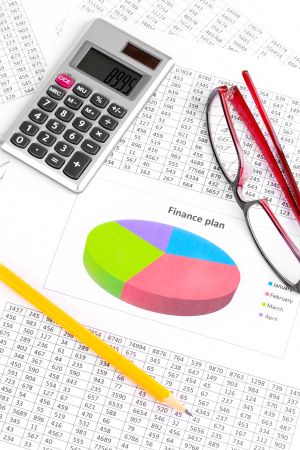 Μελέτη για την ελληνική οικονομία στα χέρια της Μέρκελ