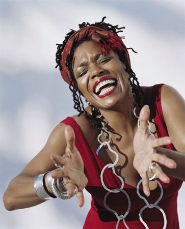 Ντι Ντι Μπριτζγουότερ: Η σπουδαία τζαζ τραγουδίστρια ξανά στην Αθήνα