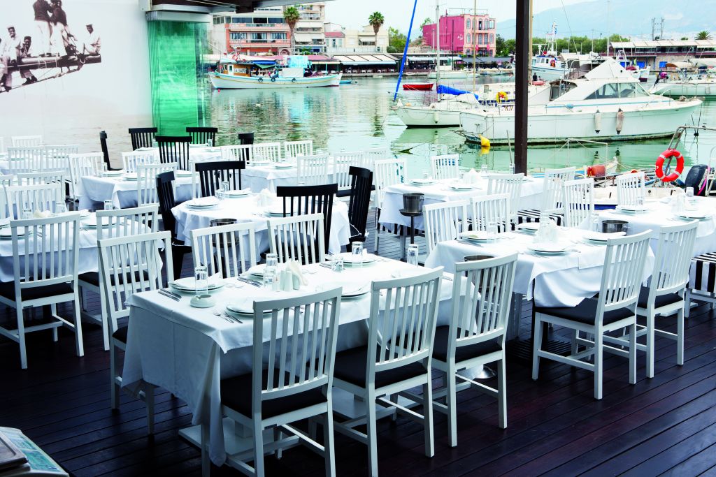 «Παράταση ζωής» για τα καταστήματα στο Μικρολίμανο