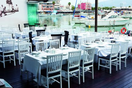 «Παράταση ζωής» για τα καταστήματα στο Μικρολίμανο