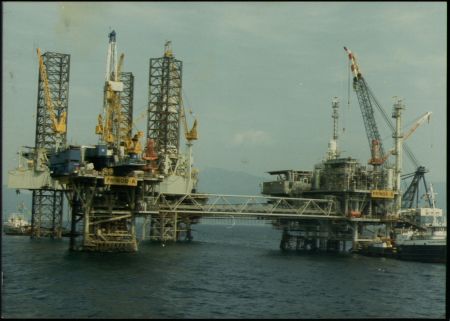 Με εξέδρα πετρελαίου συγκρούστηκε το πλοίο που δέχθηκε ιρανικά πυρά