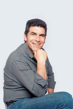 Τα δύο πρόσωπα του Γιάννη Μπέζου