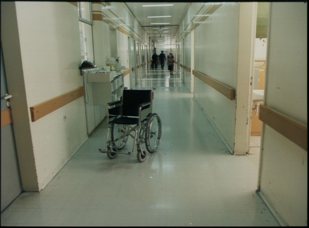 Σε κοινή θέα ιατρικοί φάκελοι ασθενών στα νοσοκομεία