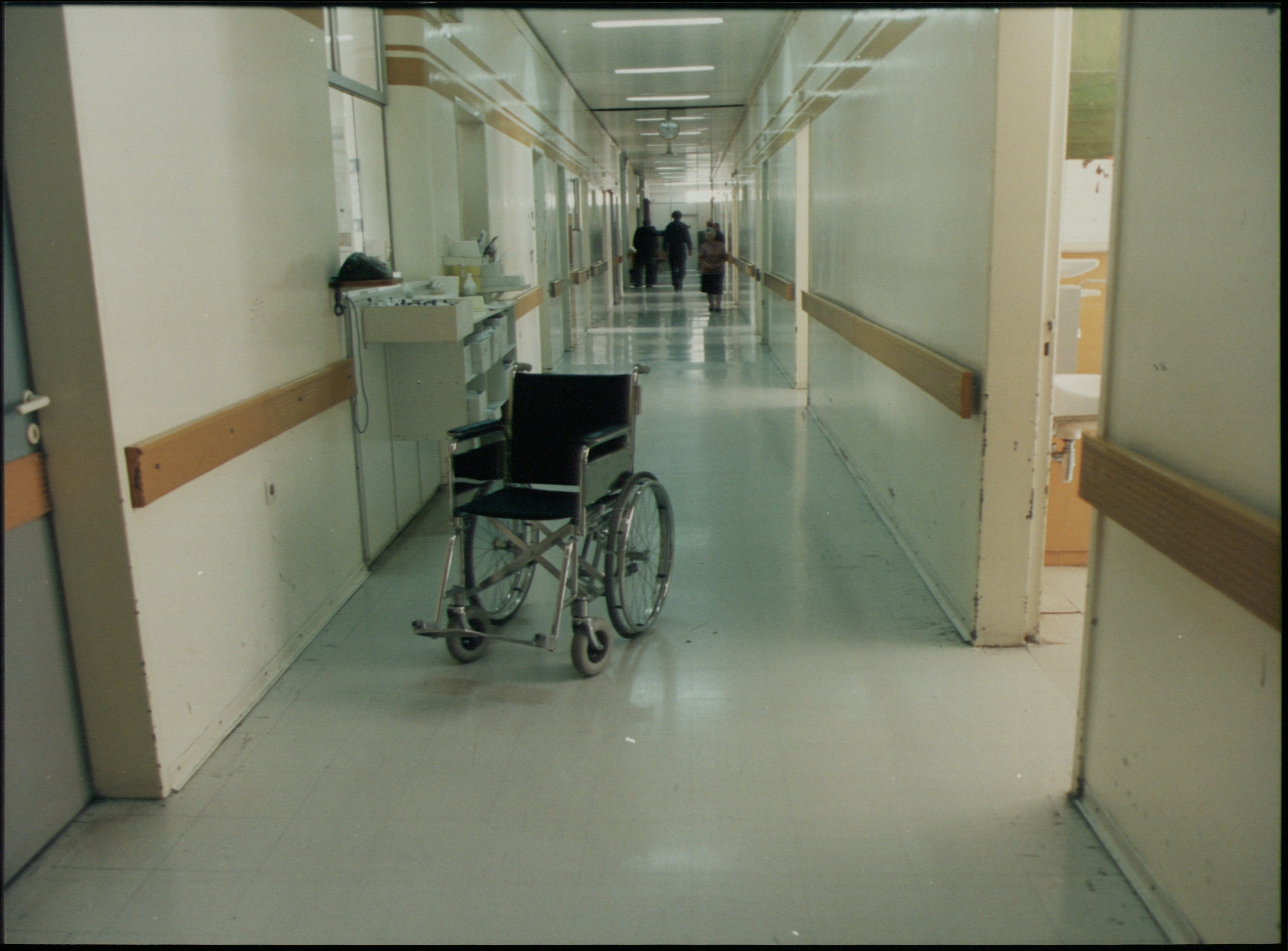 Σε κοινή θέα ιατρικοί φάκελοι ασθενών στα νοσοκομεία