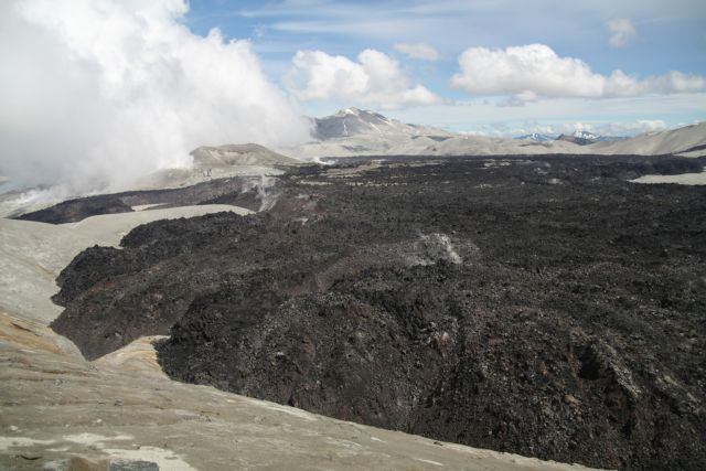 Σπάνιο ποτάμι λάβας που δεν σταματά να ρέει