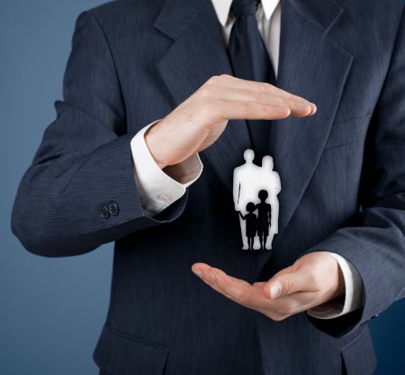 Διάκριση η υποχρεωτική ονοματοδοσία με το πατρικό επώνυμο