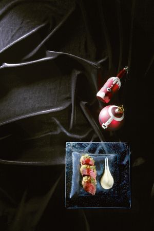 Ελάφι µε µυρωδικά και σάλτσα από βατόµουρα