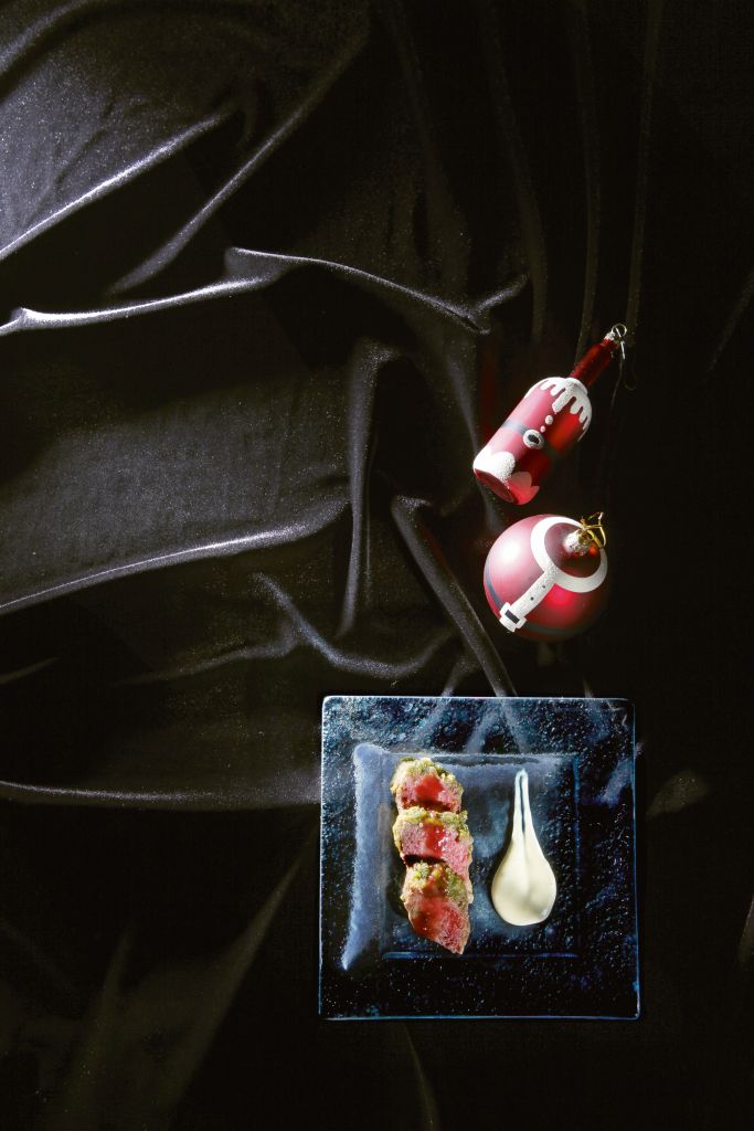 Ελάφι µε µυρωδικά και σάλτσα από βατόµουρα