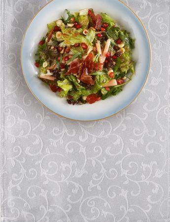 Σαλάτα με ρόδι, φουντούκια και τραγανό προσούτο