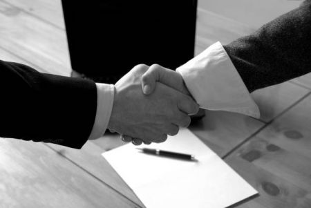 Οι μισοί Ελληνες φαντάζονται τον εαυτό τους ως επιχειρηματία