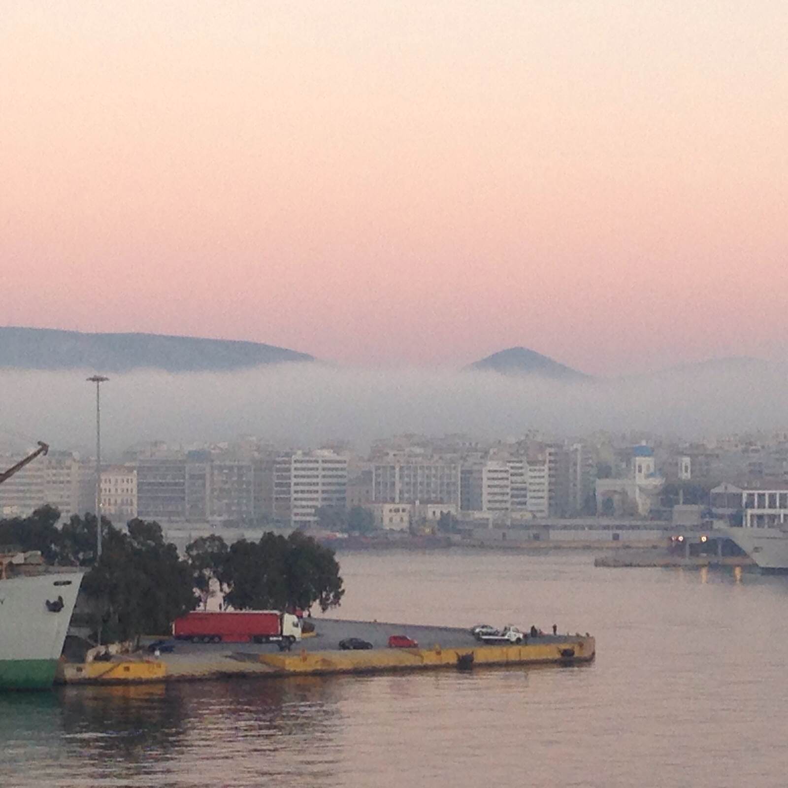 Σπάνιο φαινόμενο: Πυκνή ομίχλη στα νότια της Αττικής
