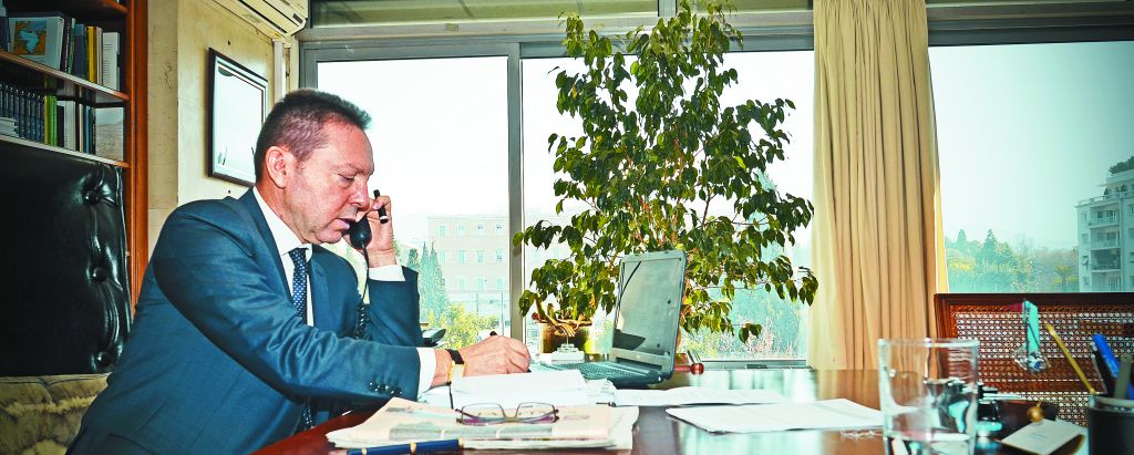 Από τα δεσμά της τρόικας στο νέο μοντέλο Στουρνάρα