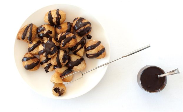 Λουκουμάδες μπανάνας με σως σοκολάτας