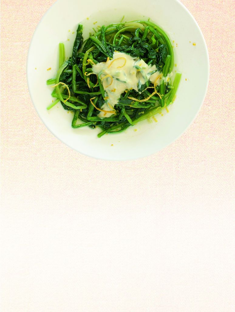 Βραστά χόρτα με σκορδάτη σάλτσα ταχινιού