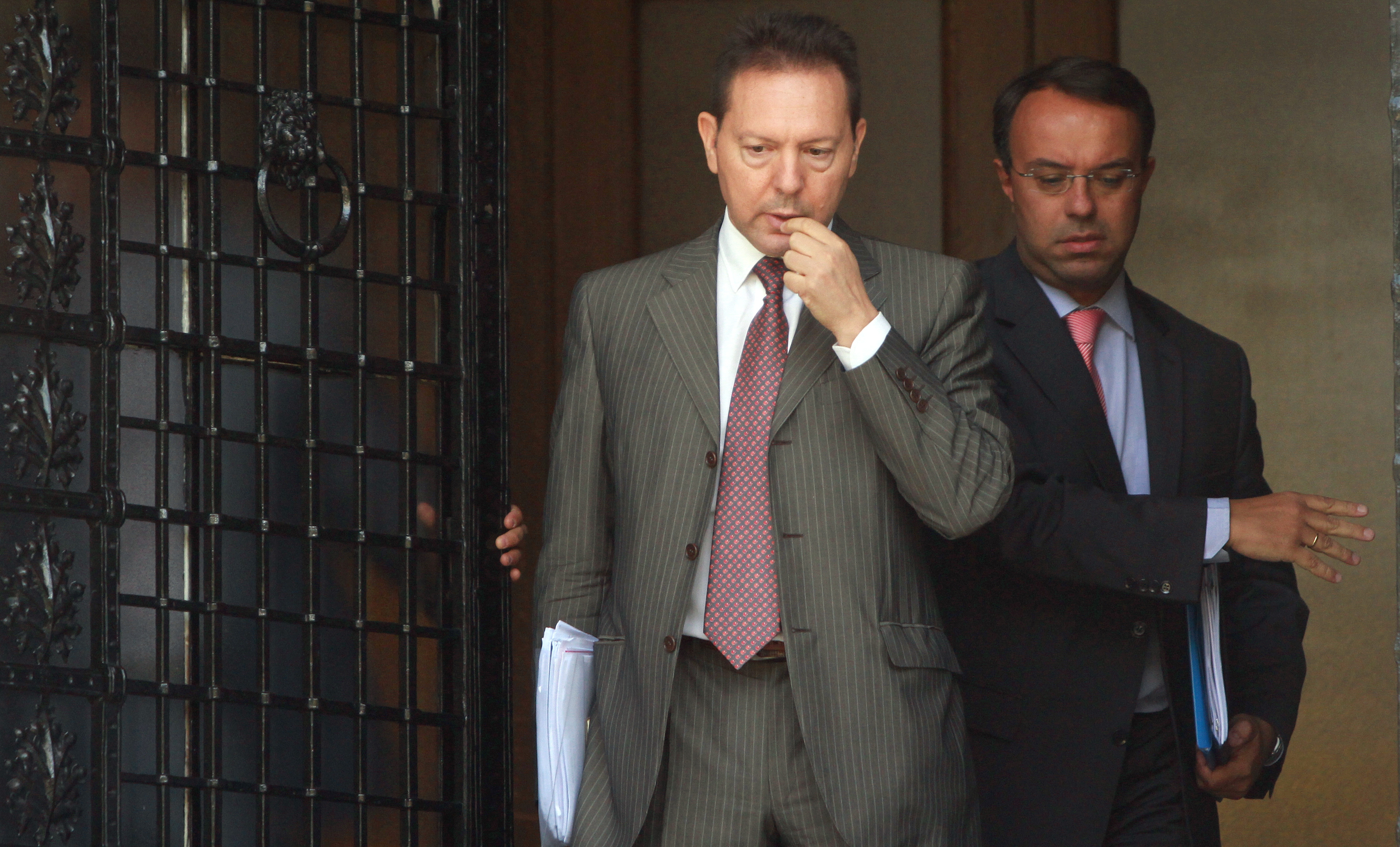 Στο ψυγείο μισθοί και συντάξεις