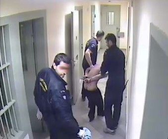 To vima.gr αποκαλύπτει καρέ από το βίντεο που κατέγραψαν οι κάμερες στις φυλακές Νιγρίτας με την κακοποίηση Καρέλι
