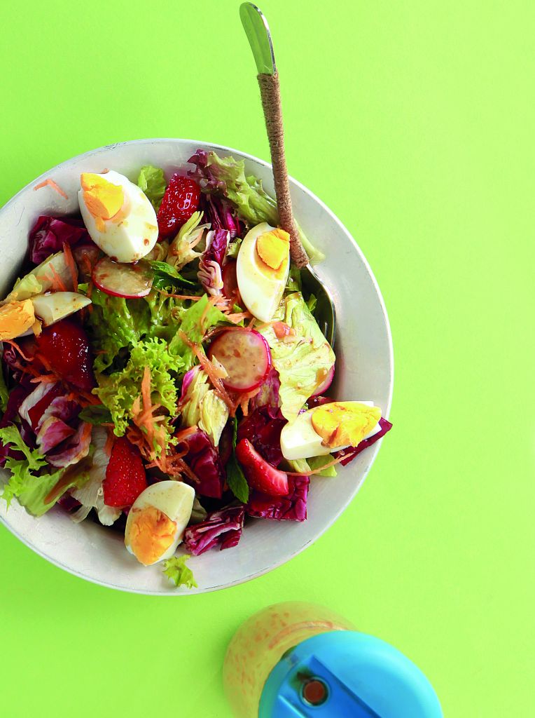 Πράσινη σαλάτα με πασχαλινά αβγά