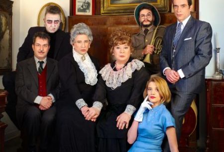 Κερδίστε 45 διπλές προσκλήσεις για τη θεατρική παράσταση «Αρσενικό και παλιά δαντέλα»