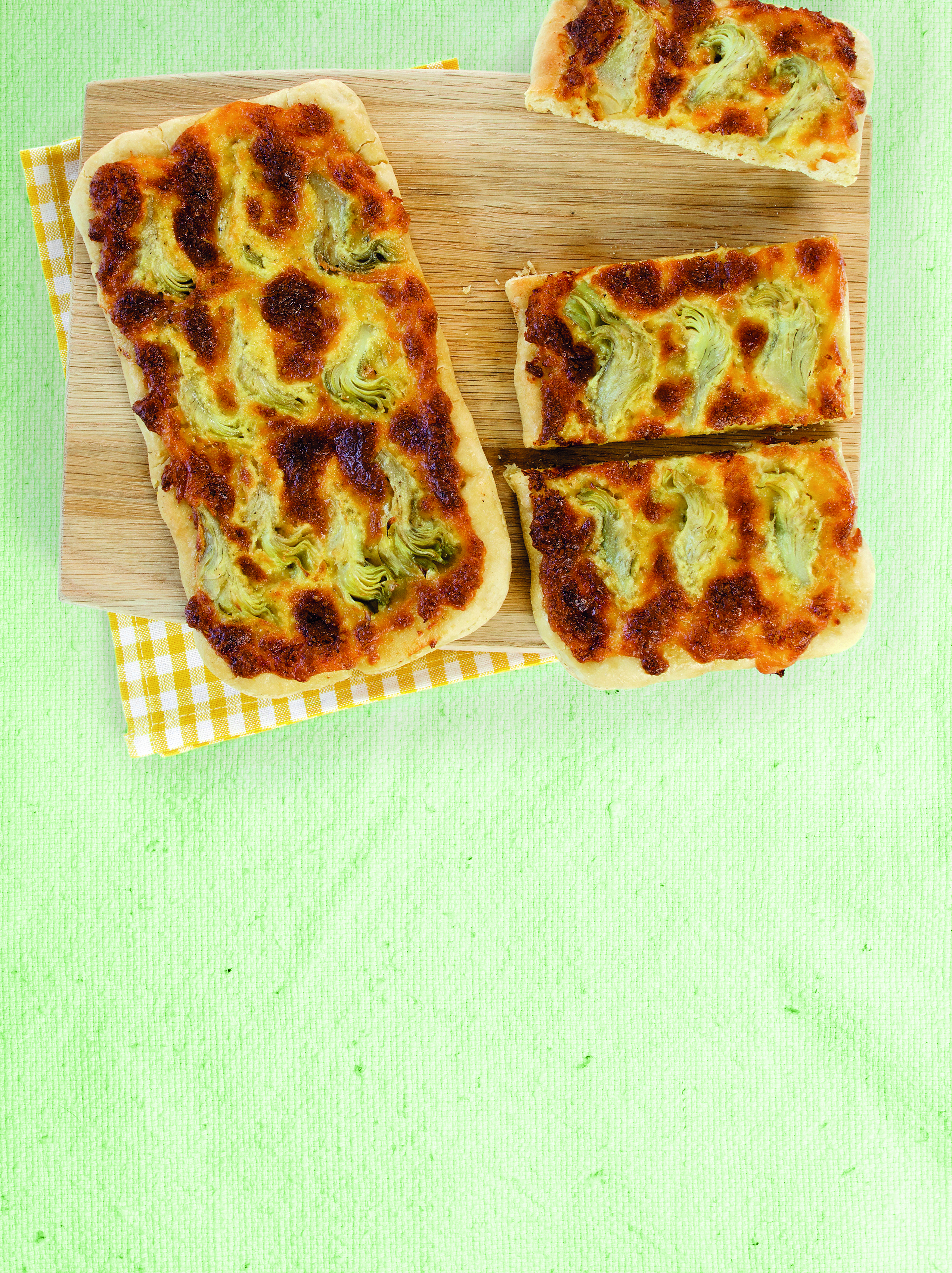 Ατομικές πίτσες με αγκινάρες τουρσί και κρέμα τυριού