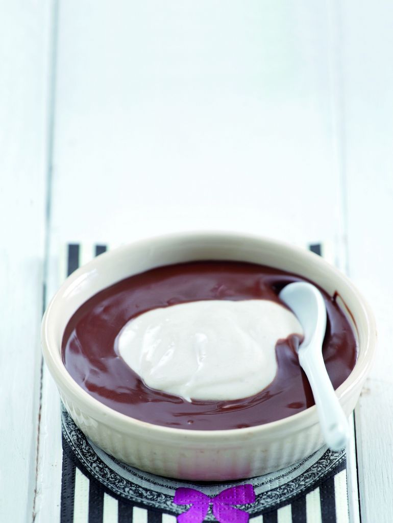 Γιαούρτι με μπανάνα και σος σοκολάτας με ρούμι