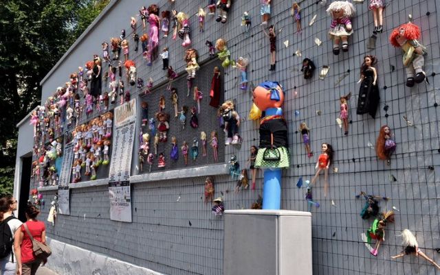 Μιλάνο: Ο τοίχος με τις κούκλες κόντρα στη κακοποίηση γυναικών