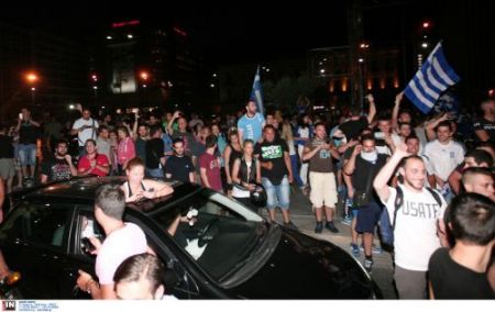 Οι Ελληνες στους δρόμους για τον θρίαμβο της Εθνικής