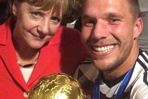 Η selfie της Μέρκελ και του Ποντόλσκι με τη χρυσή κούπα